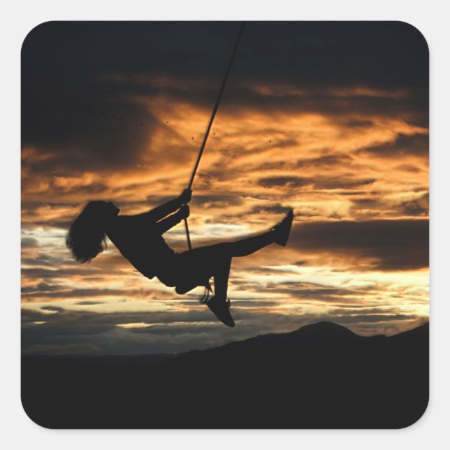 Sticker Carré Silhouette du coucher de soleil de la fille sur le (Devant)
