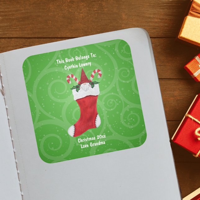 Sticker Carré Sucres de canne Gnome mignons dans les torsades ro (Gnome in Christmas Stocking Book gift tag  or ownership sticker.)