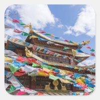 Temple tibétain avec drapeaux de prière - Yunnan,