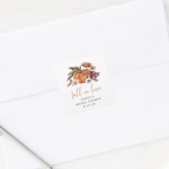 Sticker Carré Tomber dans la Fête des mariées de l'amour (Fall In Love Bridal Shower Pumpkin and Watercolor Florals Envelope Seal Sticker by Painted Paperie)