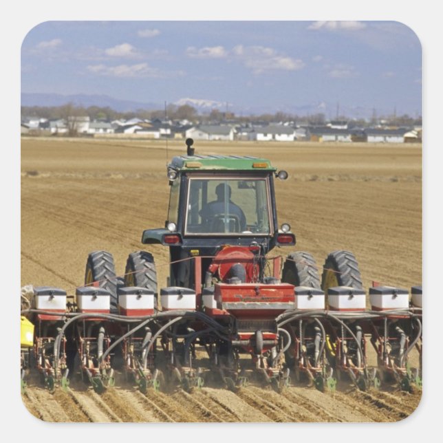 Sticker Carré Tracteur tirant une semence de maïs. (Devant)