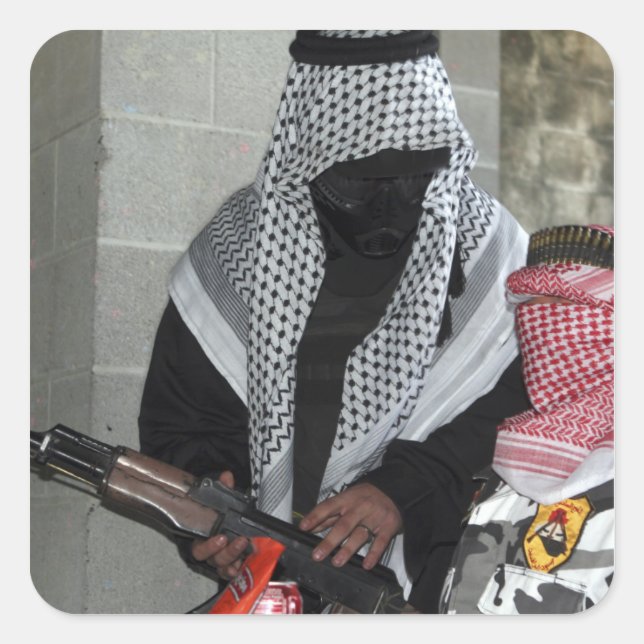 Sticker Carré Un agresseur ennemi qui joue un rôle arme un idiot (Devant)