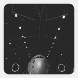 Sticker Carré Un C-17 Globemaster III est assis dans un hangar