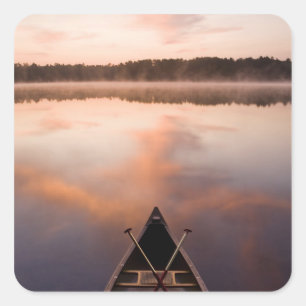 Sticker Carré Un canot repose sur la rive du lac Pawtuckaway