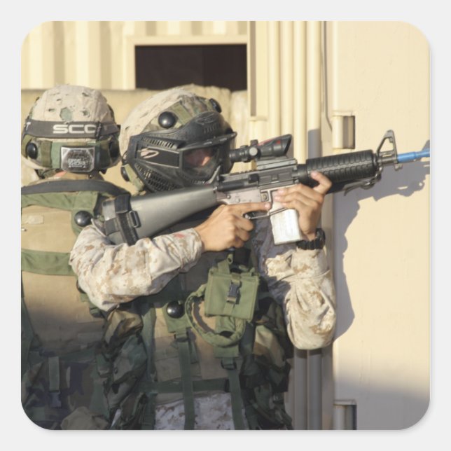 Sticker Carré Un chef d'infanterie vise son arme (Devant)