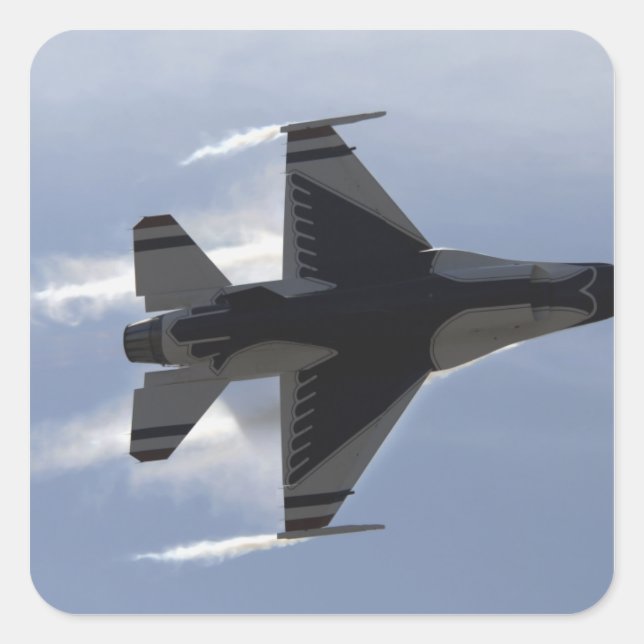 Sticker Carré Un faucon F-16 qui combat tire des G élevés (Devant)