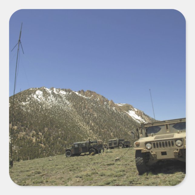 Sticker Carré Un Humvee est garé sur le site de retransmission (Devant)