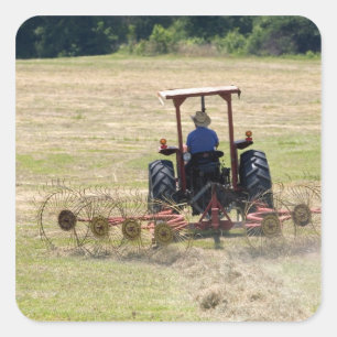 Sticker Carré Un jeune garçon conduisant un tracteur récoltant