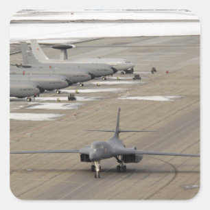 Sticker Carré Un Lancer B-1B arrive à la base aérienne d'Eielson