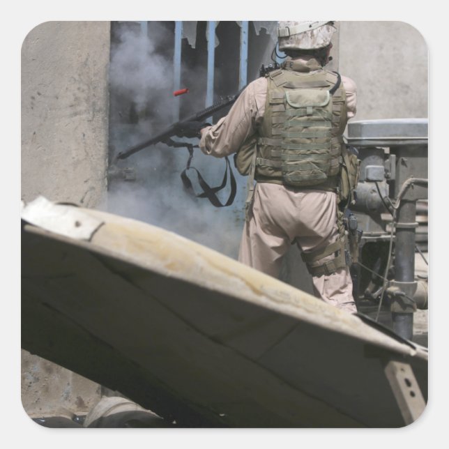 Sticker Carré Un policier militaire utilise une balle de brèche (Devant)