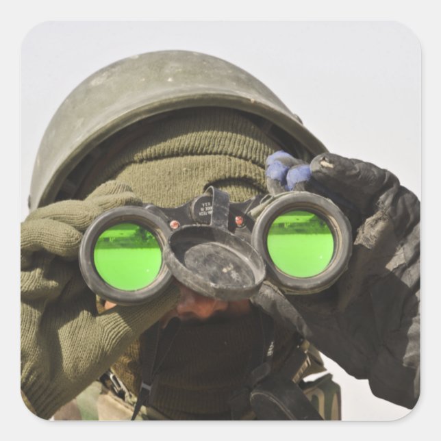 Sticker Carré Un soldat afghan scanne l'horizon (Devant)