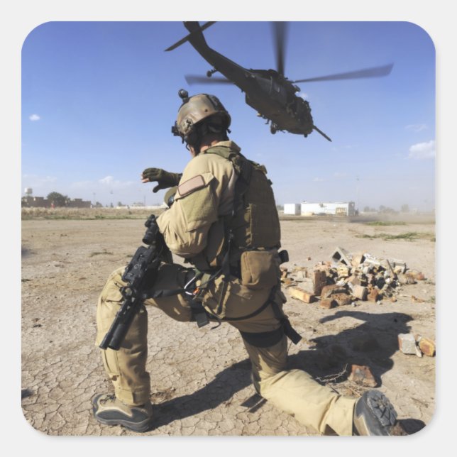 Sticker Carré Un soldat assure la sécurité d'un HH-60 (Devant)