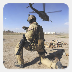 Sticker Carré Un soldat conduit la sécurité pour un HH-60