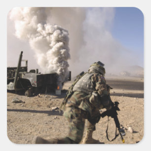 Sticker Carré Un soldat réagit à une explosion contrôlée