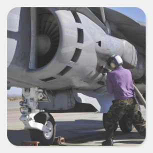 Sticker Carré Un technicien en carburant d'aviation fixe une con