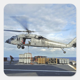 Sticker Carré Un vol MH-60S Seahawk se prépare à livrer des muni