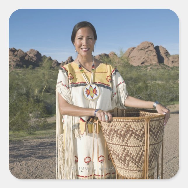 Sticker Carré Une femme amérindienne en tenue traditionnelle (Devant)