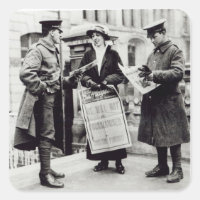 Une Suffragette vendant des journaux à deux