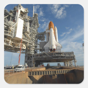 Sticker Carré Une vue Space Shuttle Atlantis sur Launch Pad 39A