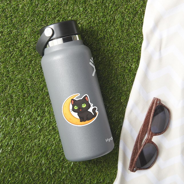 Sticker Chat noir souriant aux yeux verts brillants assis (HydroFlask Insitu)