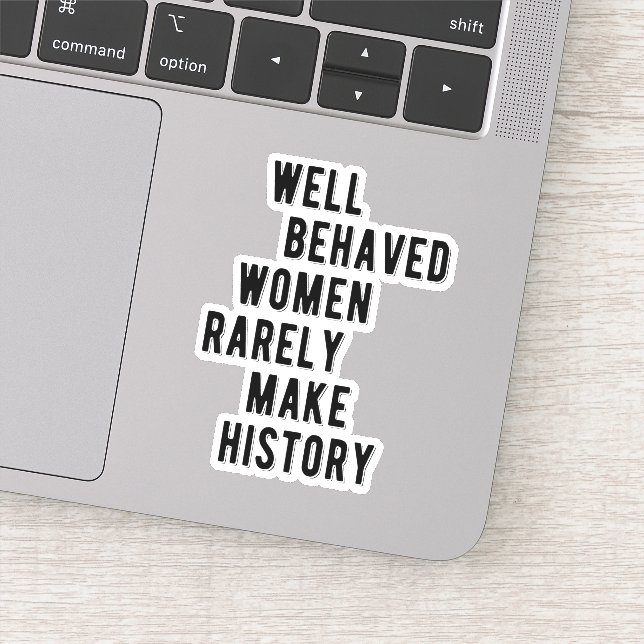 Sticker Citation RBG : Les Femmes Bien Comportées Font Rar (Détail)