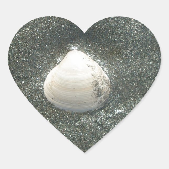 Sticker Cœur Beau coquillage dans le sable : Un souvenir salé (Devant)