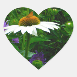 Sticker Cœur Fleur de cône blanc, fleurs pourpres et papillon