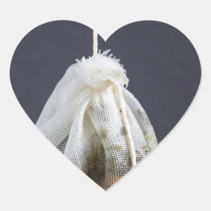 Sticker Cœur Le sac de thé est suspendu dans une tasse