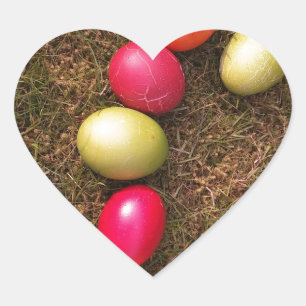 Sticker Cœur Oeufs peints colorés dans le jardin, Oeufs de Pâqu
