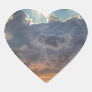 Sticker Cœur Rayons de soleil à travers les nuages orageux