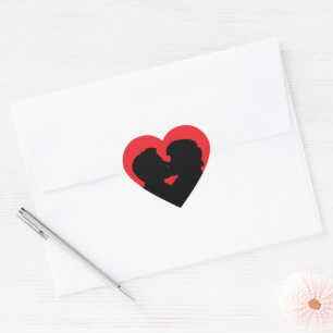 Sticker Cœur Silhouette de couple qui s'embrasse sur cœur rouge