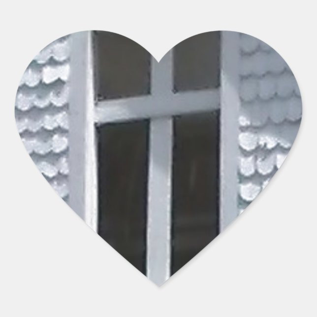 Sticker Cœur vieille église blanche dans les montagnes (Devant)