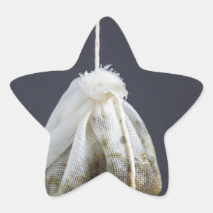 Sticker Étoile Le sac de thé est suspendu dans une tasse