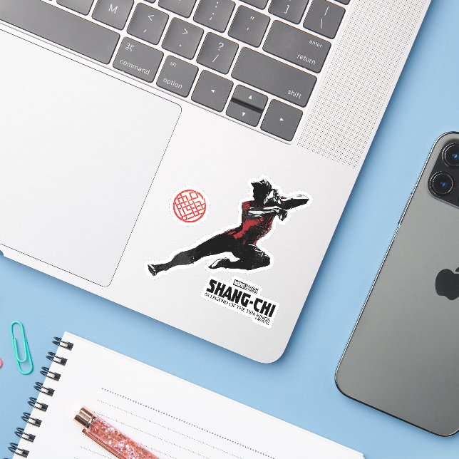 Sticker Illustration Shang-Chi Kick (Ordinateur portable avec iPhone)
