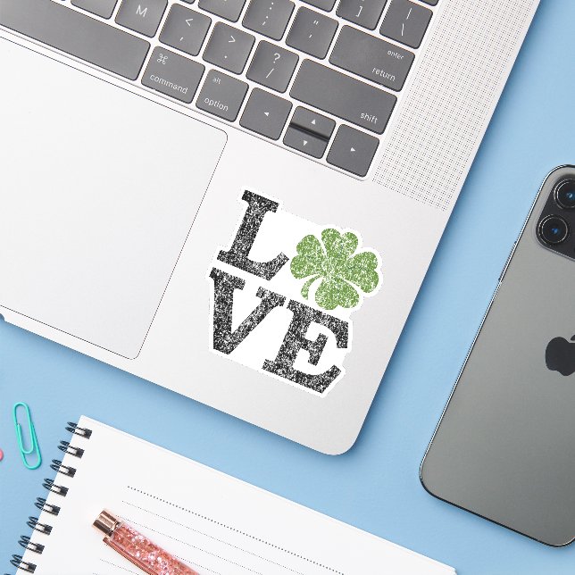 Sticker Jour de la Saint Patrick LOVE avec shamrock (Ordinateur portable avec iPhone)