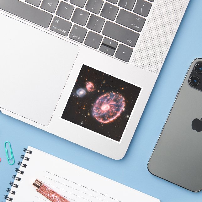 Sticker La Galaxie Cartwheel Et Ses Galaxies Compagnons. (Ordinateur portable avec iPhone)