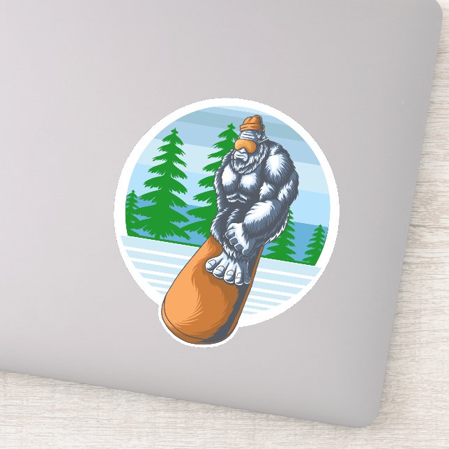 Sticker Le Bigfoot Snowboard Sur Les Pistes (Détail)
