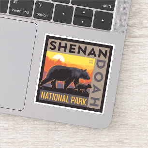 Sticker Le Parc national de Shenandoah Mama Bear & Cubs