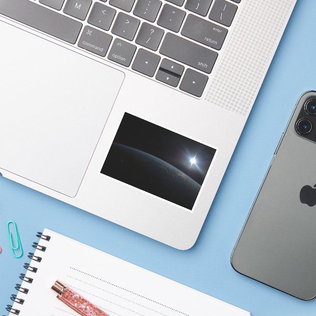 Sticker Le Soleil qui s'installe sur l'horizon terrestre. (Ordinateur portable avec iPhone)