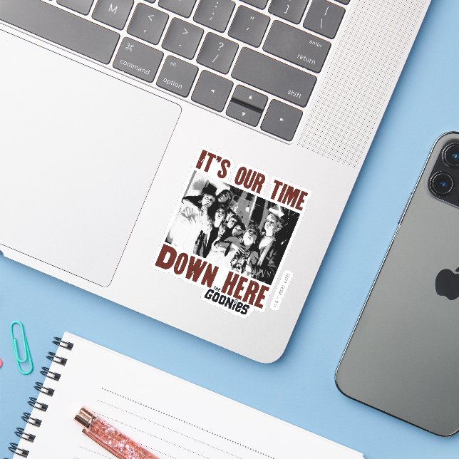 Sticker Les Goonies "C'est notre temps ici" (Ordinateur portable avec iPhone)