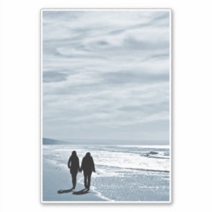 Sticker Lesbian Couple Walks côte à côte sur une plage de