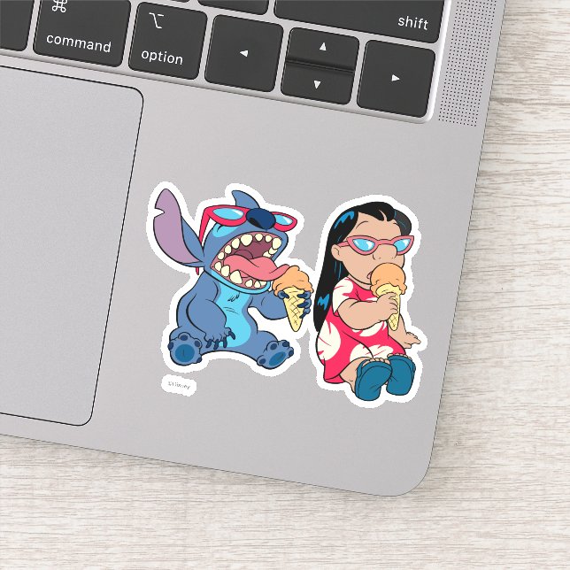 Sticker Lilo & Stitch's Lilo and Stitch mangent de la crèm (Détail)