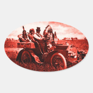 STICKER OVALE APACHES ET GERONIMO CONDUISANT UNE VOITURE À MOTEU