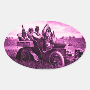 STICKER OVALE APACHES ET GERONIMO CONDUISANT UNE VOITURE À MOTEU