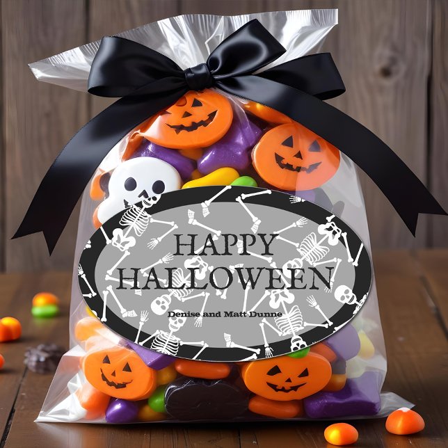 Sticker ovale pour l'Halloween (Happy Halloween and skeletons on personalized black oval stickers)