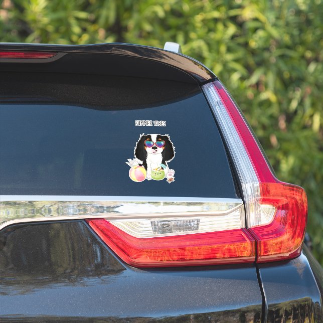 Sticker Plage Cavalier King Charles Spaniel Tri Colorée (Côté voiture)