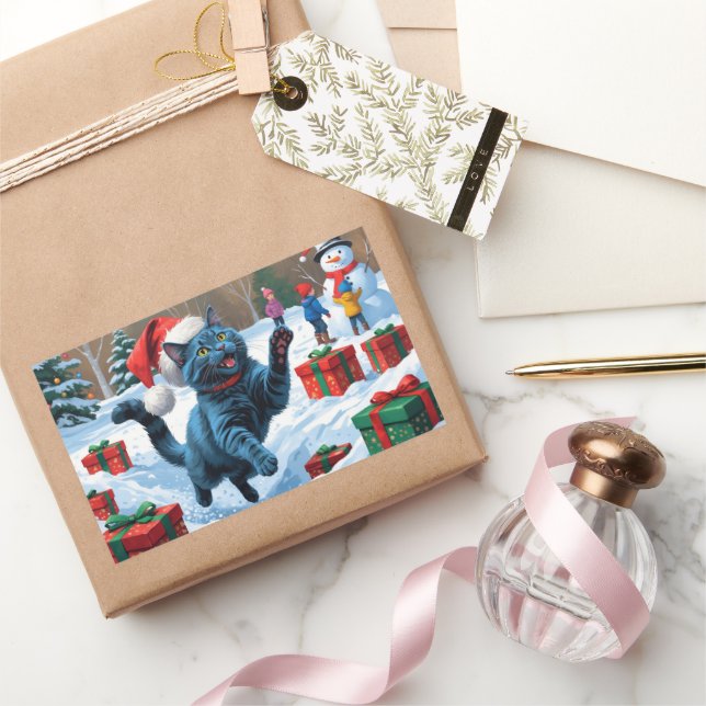 Sticker Rectangulaire Chat bleu russe à la neige avec Casquette de Noël (Cadeaux)
