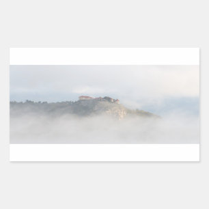 Sticker Rectangulaire Château de chaume entouré de nuages