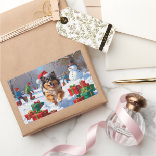 Sticker Rectangulaire Chien Keeshond courant dans la neige avec un chape