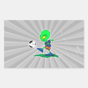 Sticker Rectangulaire joueur de football alien drôle qui frappe le ballo